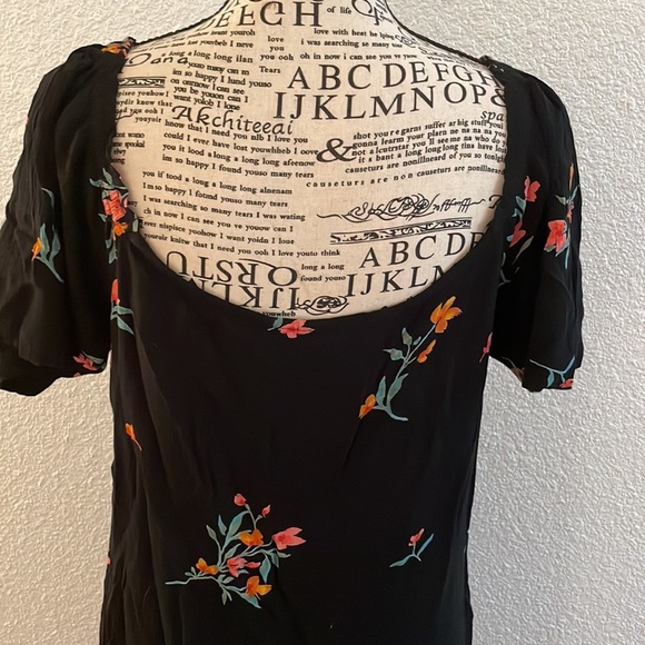 Lightly worm Volcom dress! Great for summer! 🌺 - Picture 4 of 4